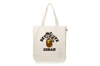 「名探偵コナン ゼロの執行人」とA BATHING APEのコラボによるトートバッグ。