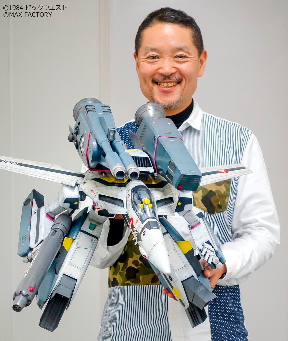 「PLAMAX MF-25 minimum factory VF-1 スーパー／ストライク ガウォーク バルキリー」とマックスファクトリー社長・MAX渡辺。
