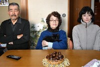 左から藤竜也、倍賞千恵子、市川実日子。