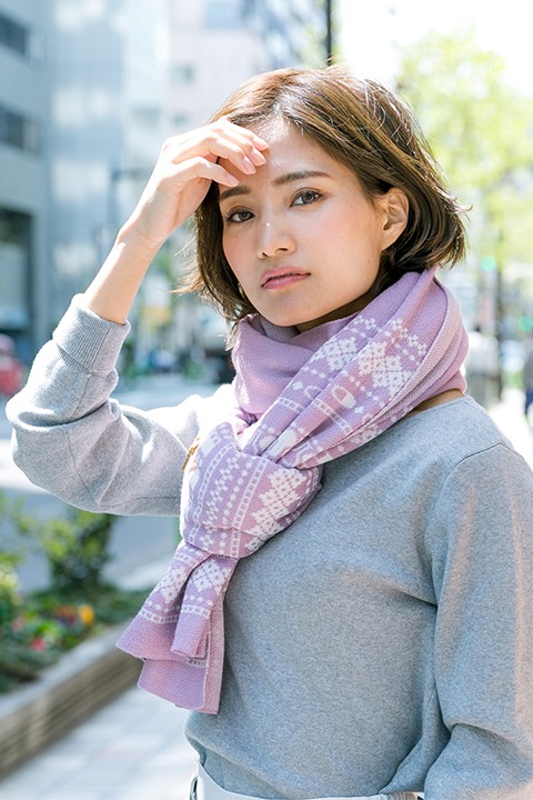 灰原哀をモチーフにしたファッションアイテムの着用例。