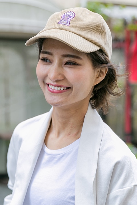 灰原哀をモチーフにしたファッションアイテムの着用例。