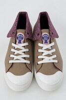 灰原哀モデルのスニーカー。