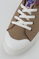 灰原哀モデルのスニーカー。