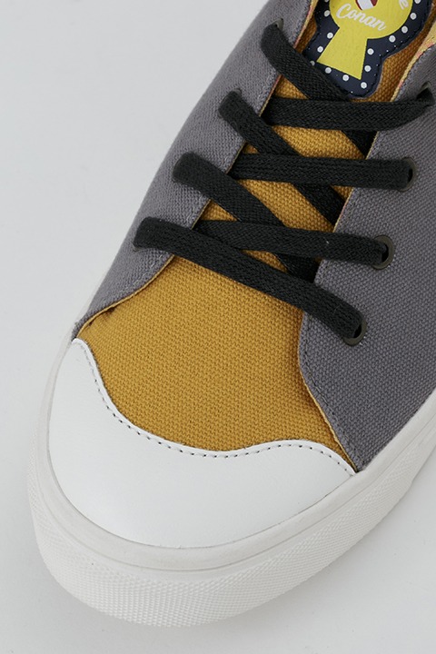 安室透モデルのスニーカー。