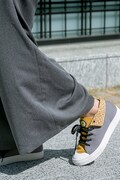 安室透をイメージしたスニーカーの着用例。