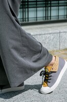 安室透をイメージしたスニーカーの着用例。