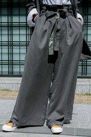 安室透をイメージしたボトムスの着用例。