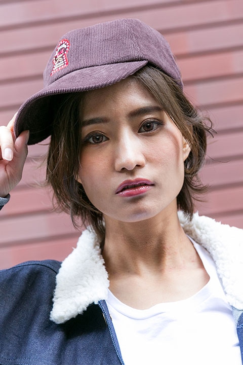 江戸川コナンをイメージしたキャップの着用例。