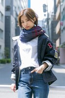 江戸川コナンをイメージしたファッションアイテムの着用例。