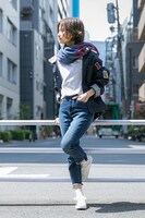 江戸川コナンをイメージしたファッションアイテムの着用例。