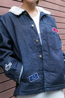 江戸川コナンをイメージしたファッションアイテムの着用例。