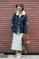 江戸川コナンをイメージしたファッションアイテムの着用例。