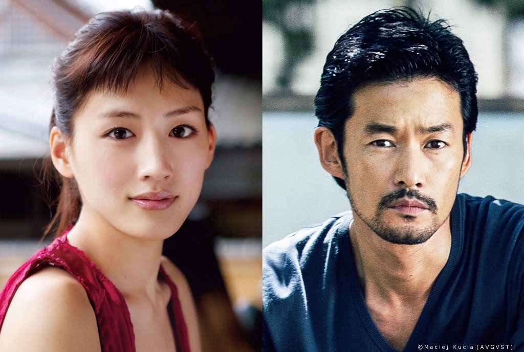 左から綾瀬はるか、竹野内豊。