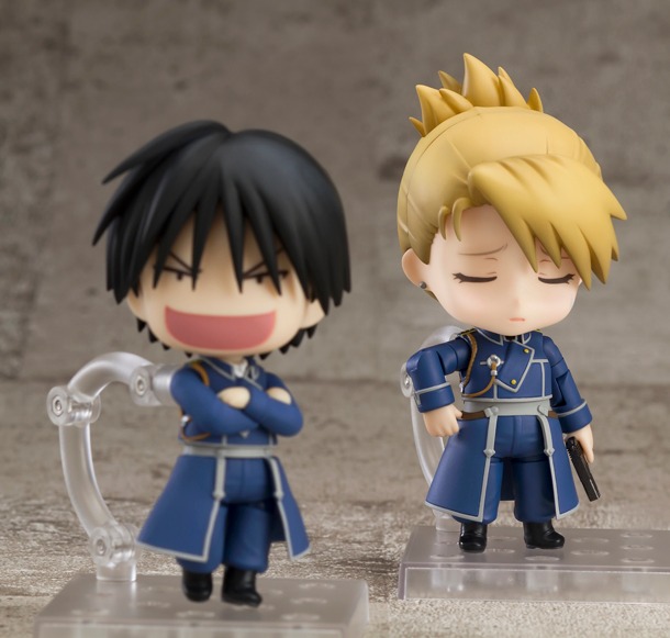 別売りの「ねんどろいど ロイ・マスタング」と並べた様子。