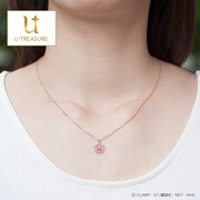 さくらモデルのネックレス「さくら」の着用例。