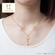 小狼モデルのネックレス「羅針盤」の着用例。