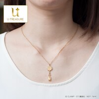 小狼モデルのネックレス「羅針盤」の着用例。