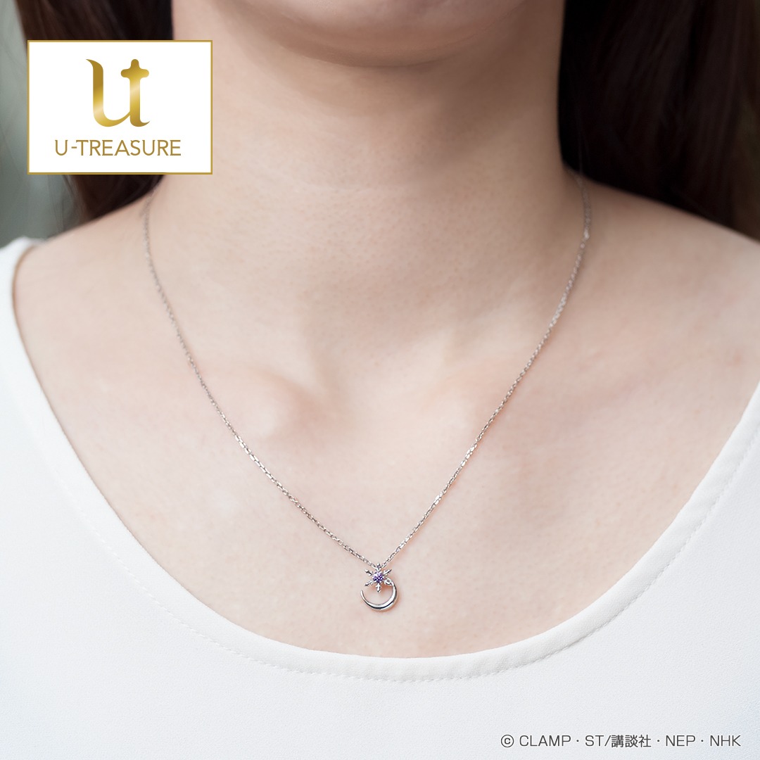 月モデルのネックレス「雪兎と月」の着用例。