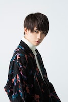 白夜役の木津つばさ。