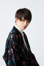 白夜役の木津つばさ。