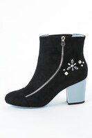 冬組モデルのブーツ。