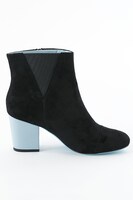 冬組モデルのブーツ。