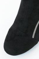 冬組モデルのブーツ。