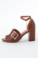 秋組モデルのサンダル。