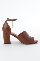 秋組モデルのサンダル。