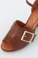 秋組モデルのサンダル。