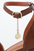 秋組モデルのサンダル。