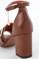 秋組モデルのサンダル。