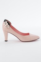 春組モデルのパンプス。