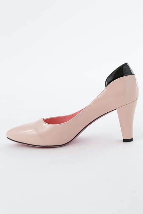 春組モデルのパンプス。