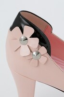 春組モデルのパンプス。