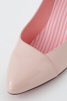 春組モデルのパンプス。