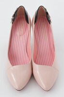 春組モデルのパンプス。