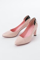 春組モデルのパンプス。