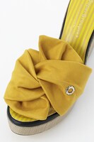 夏組モデルのサンダル。