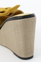 夏組モデルのサンダル。