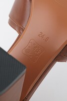 秋組モデルのサンダル。