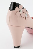 春組モデルのパンプス。