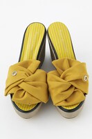 夏組モデルのサンダル。