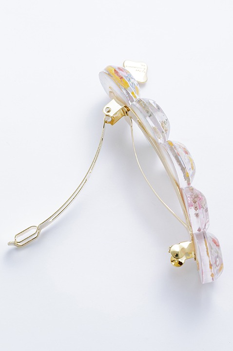 秋組モデルのバレッタ。