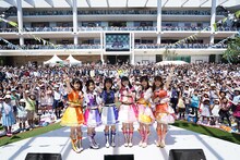 左から日向エマ役の二ノ宮ゆい、蝶乃舞花役の美山加恋、湊みお役の木戸衣吹、友希あいね役の松永あかね、神城カレン役の田所あずさ、明日香ミライ役の大橋彩香。会場のファンと「みんなで一緒に」「アイカツ！」のコールアンドレスポンスで記念撮影を行なった。