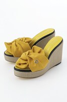 夏組モデルのサンダル。