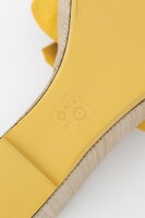 夏組モデルのサンダル。