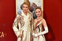 左から真風涼帆、星風まどか。