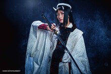 茜屋日海夏が扮する鈴鹿御前。