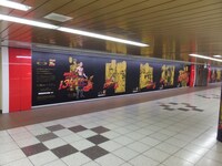 新宿駅のメトロプロムナードに掲出された広告。